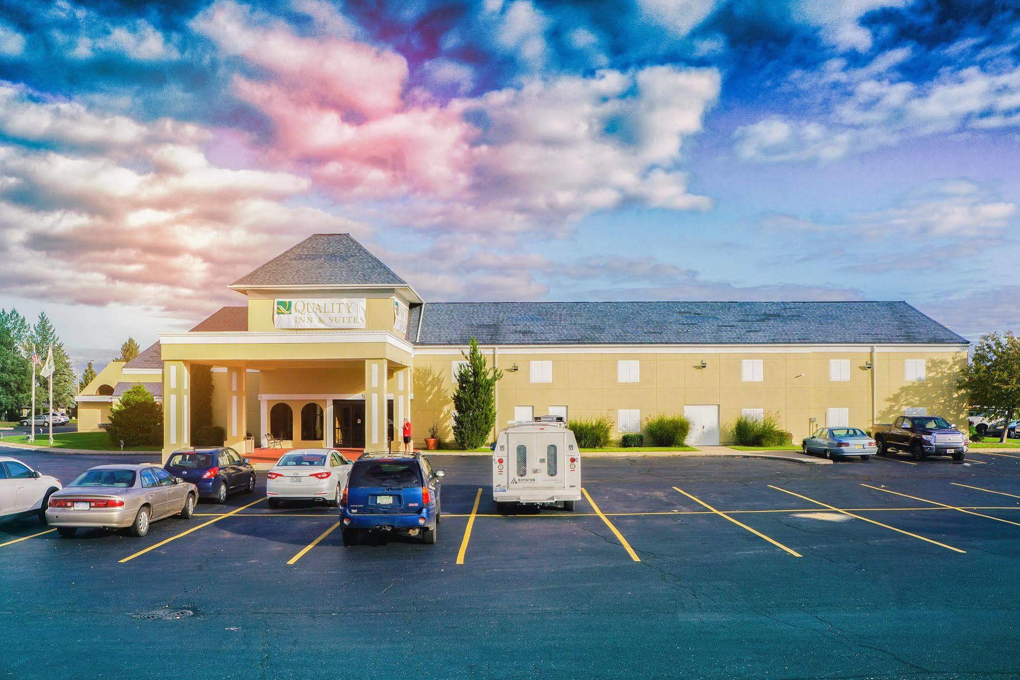 Quality Inn & Suites Coldwater Near I-69 Bagian luar foto