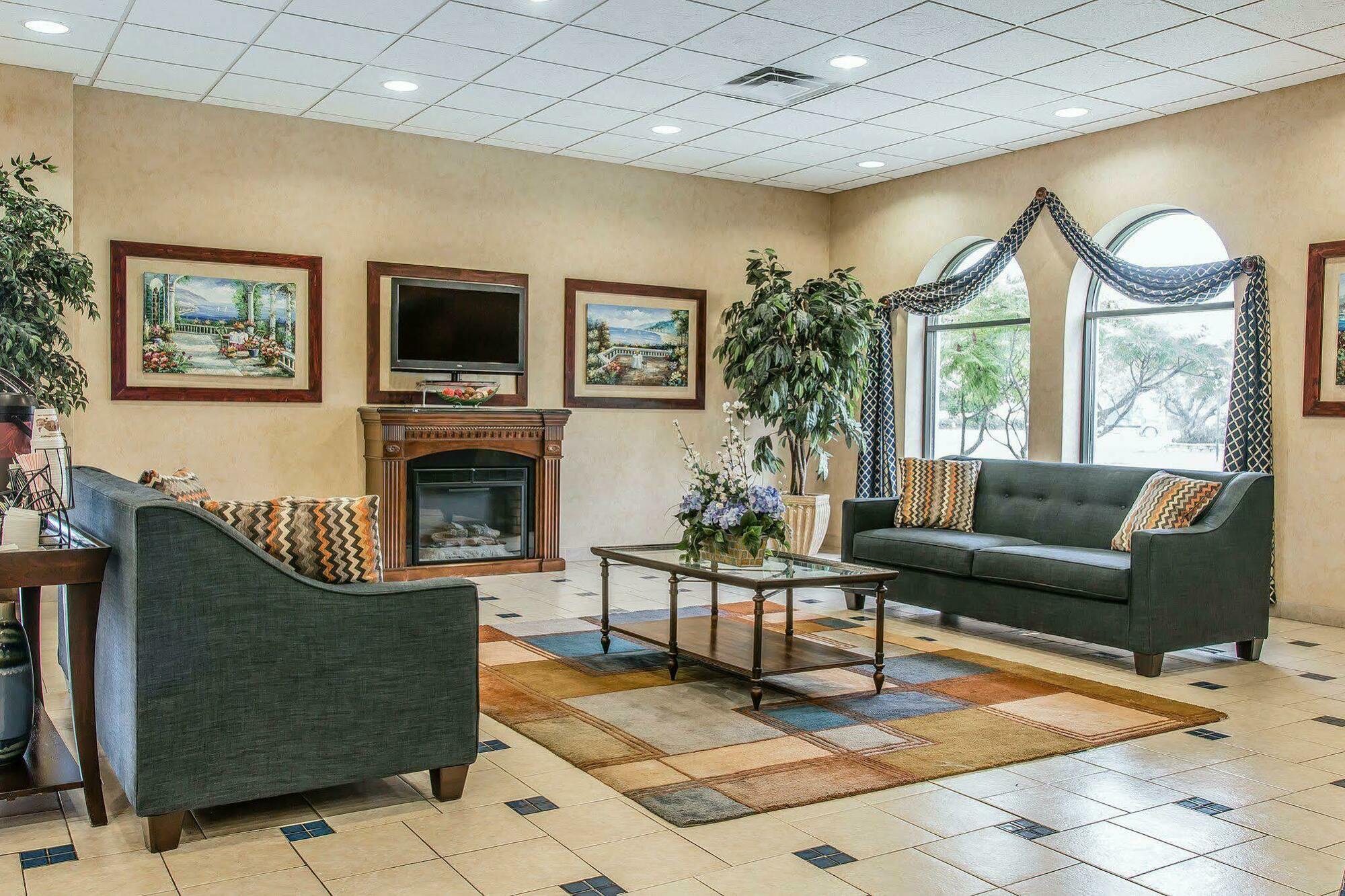 Quality Inn & Suites Coldwater Near I-69 Bagian luar foto